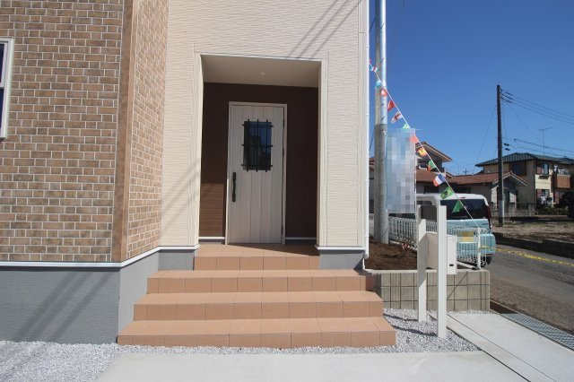 野木潤島　第2　2号棟の玄関|ゆとりある広さの玄関ポーチ！雨の日でも出入りしやすく、お子様の送り迎えや荷物の出し入れもスムーズに行える安心の設計です。