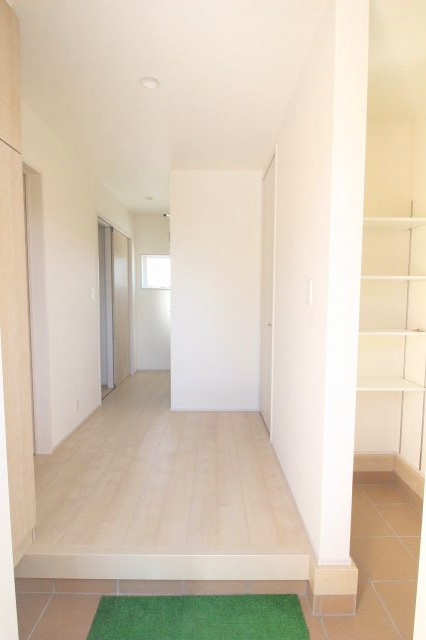 野木潤島　第2　2号棟の玄関|明るく開放感のある玄関ホール！室内への動線も分かりやすく、帰宅時や来客時にもゆったりとした印象を与えてくれる空間です。