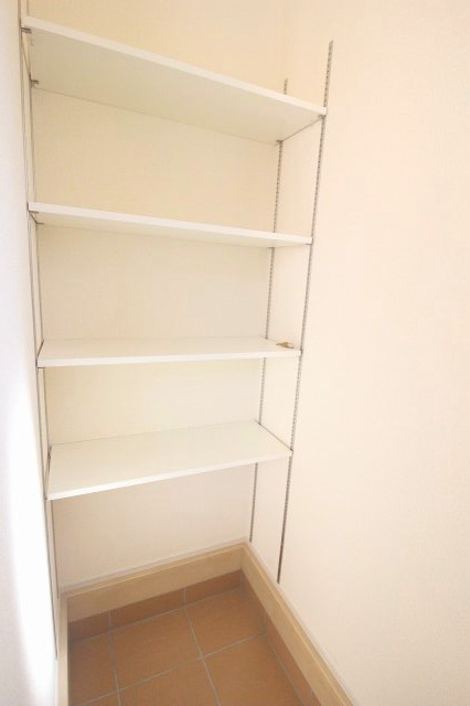 野木潤島　第2　2号棟の玄関|ベビーカーやアウトドア用品も収納できるシューズインクローク！可動棚付きで靴の高さに合わせて調整でき、玄関まわりをすっきり保てます。