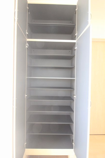 野木潤島　第2　2号棟の玄関|収納力のある玄関シューズボックス！家族分の靴もしっかり収まり、散らかりがちな玄関をきれいな状態に保てる嬉しい設備です。