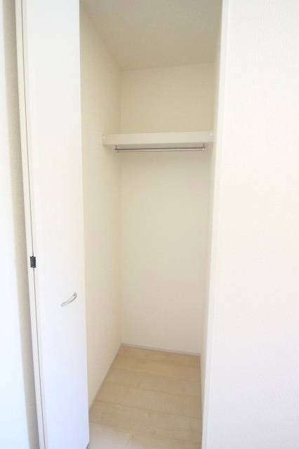 野木潤島　第2　2号棟の玄関|コートや通学用品などを収納できる玄関クローゼット！外出前後の動線がスムーズになり、日々の暮らしをより快適にしてくれます。