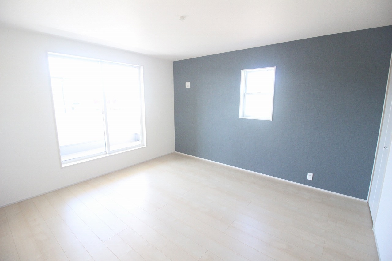 野木潤島　第2　2号棟の寝室|ゆとりある広さの2階西側9帖洋室！アクセントクロスがおしゃれな空間で、大きなベッドを置いても余裕のある主寝室としておすすめです。