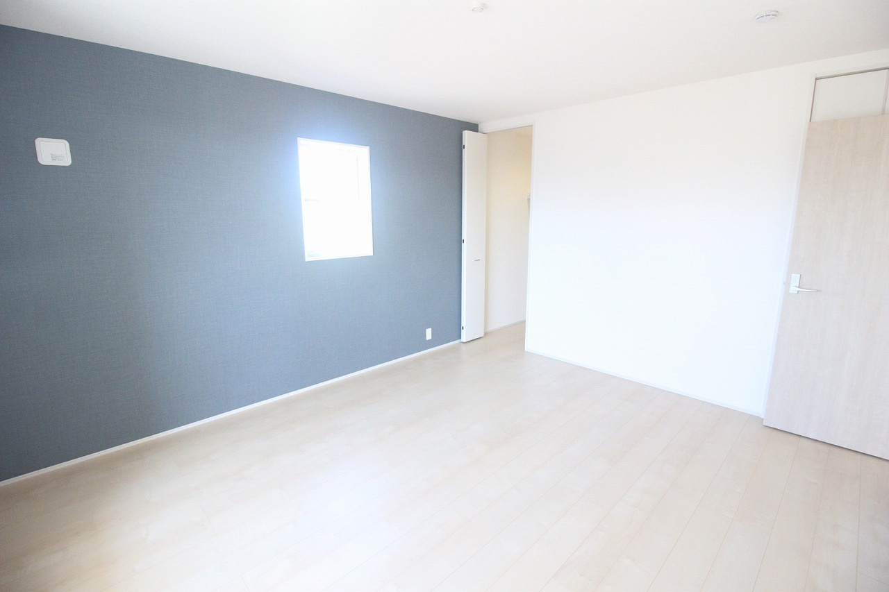 野木潤島　第2　2号棟の寝室|窓からの採光が心地よい2階西側9帖洋室！家具の配置がしやすい形状で、ご夫婦の寝室やくつろぎスペースとしても活用できます。