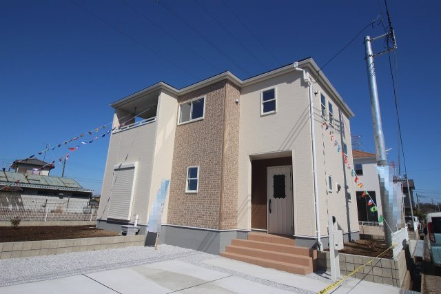 野木潤島　第2　2号棟の外観|落ち着いた色合いの外観が印象的な新築戸建！駐車スペースもしっかり確保されており、お車の出し入れもスムーズに行えます。バルコニー付きで開放感もあり、毎日の暮らしが快適に感じられる住まいです。