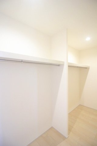野木潤島　第2　2号棟の収納|衣類や季節物をしっかり収納できるウォークインクローゼット！ハンガーパイプ付きで整理しやすく、お部屋を広く使える嬉しい設備です。