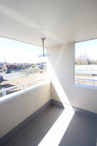 野木潤島　第2　2号棟のバルコニー|天候の影響を受けにくいインナーバルコニー！物干しスペースとしてはもちろん、外の景色を楽しみながら気分転換できる開放的な空間です。