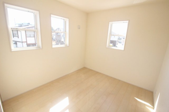 野木潤島　第2　2号棟の子供部屋|3面採光で明るく風通しの良い2階東側5.2帖洋室！コンパクトながら家具の配置もしやすく、お子様部屋や書斎としても使いやすい空間です。