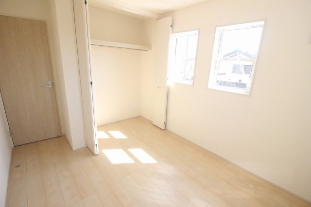 野木潤島　第2　2号棟の子供部屋|クローゼット付きの2階東側5.2帖洋室！衣類や学校用品もしっかり収納でき、お部屋を広く使えるのが嬉しいポイントです。