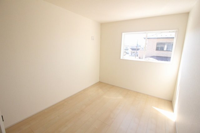 野木潤島　第2　2号棟の洋室|南向きの窓から明るい光が入る2階南側6帖洋室！程よい広さで子ども部屋や趣味のお部屋としても使いやすい居心地の良い空間です。