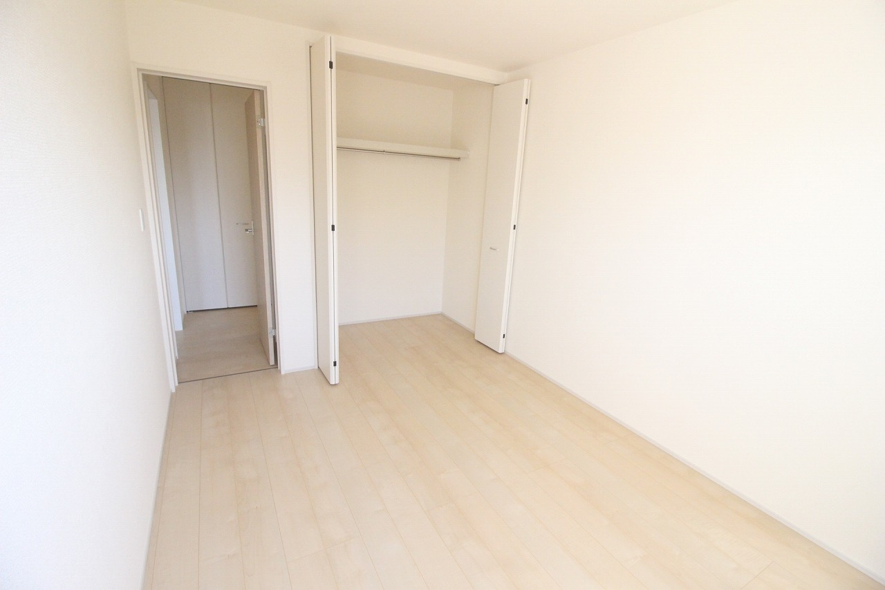 野木潤島　第2　2号棟の洋室|クローゼット付きで整理整頓しやすい2階南側6帖洋室！ハンガーパイプ付きで衣類もすっきり収納でき、お部屋を広く使えます。