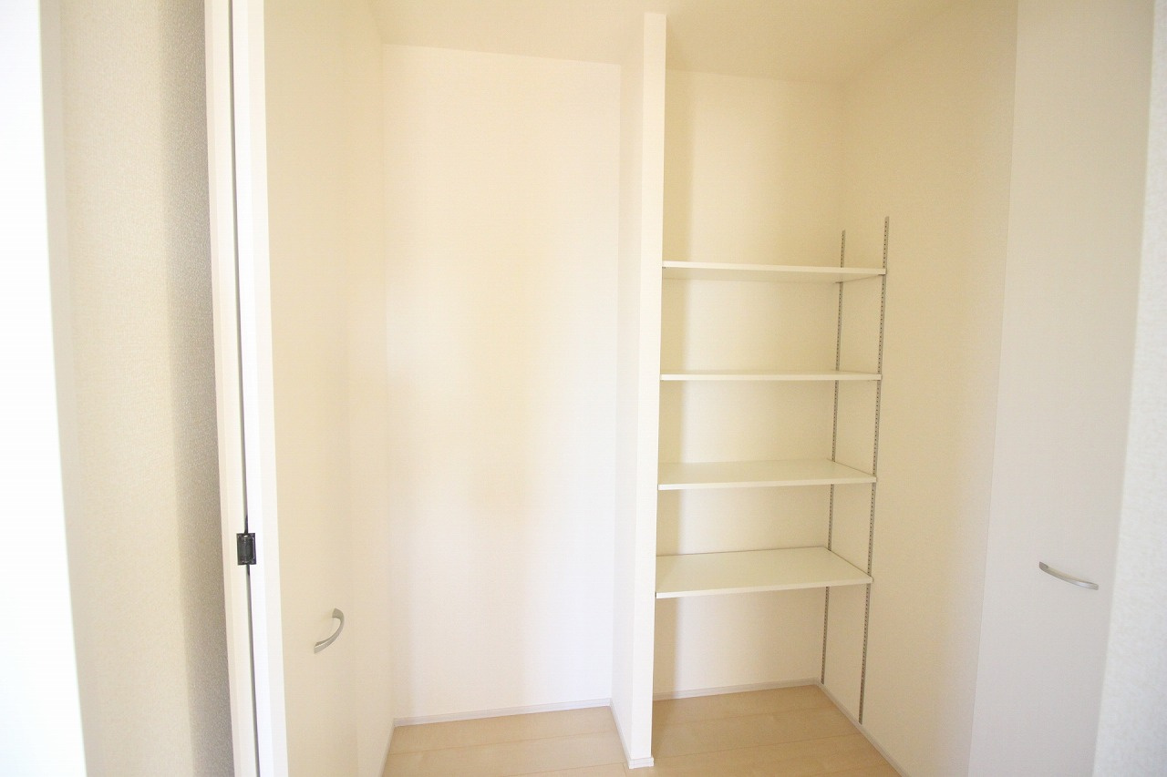 野木潤島　第2　2号棟の収納|可動棚付きで使い勝手の良い2階廊下収納！日用品や掃除道具、季節物の収納にも便利で、各居室の収納不足をしっかりサポートしてくれます。