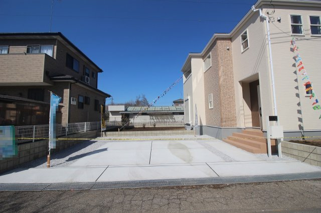 野木潤島　第2　2号棟の駐車場|ゆとりある広さの駐車スペースは嬉しい並列3台分！来客時や将来の車の増台にも安心で、毎日の車の出し入れもスムーズに行えます。