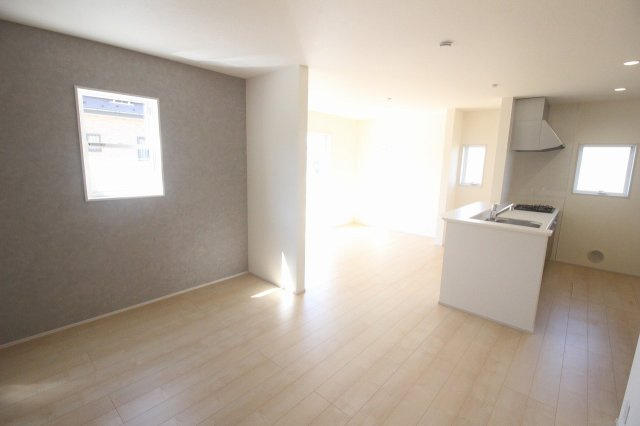 野木潤島　第2　2号棟の居間・リビング|南側からの光がたっぷり入る明るい1階LDK18帖！対面キッチンで家族の会話も弾みます。ゆったりした空間で家具配置もしやすいですよ。