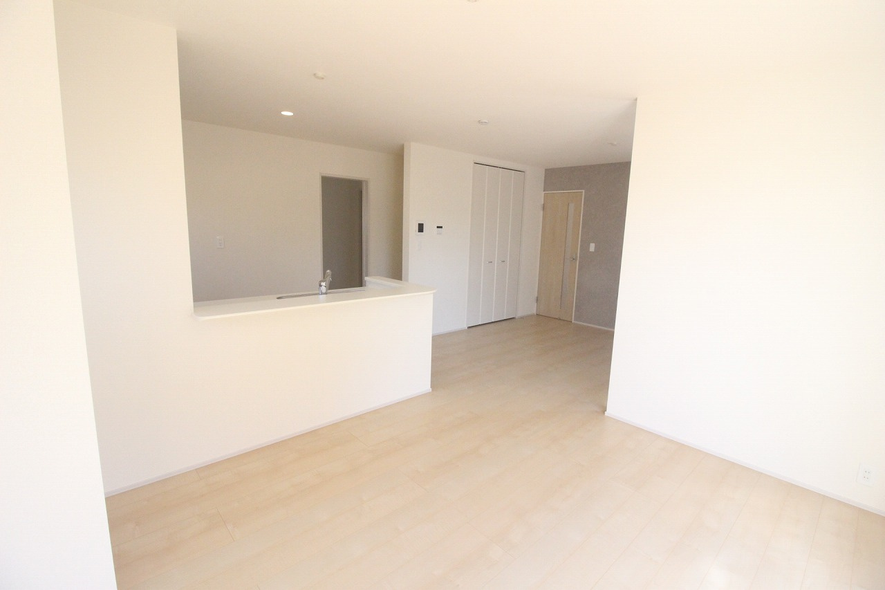 野木潤島　第2　2号棟の居間・リビング|開放感のある1階LDK18帖はダイニングスペースも確保しやすい設計！水回りへの動線も良く、毎日の家事がスムーズに進みそうです。