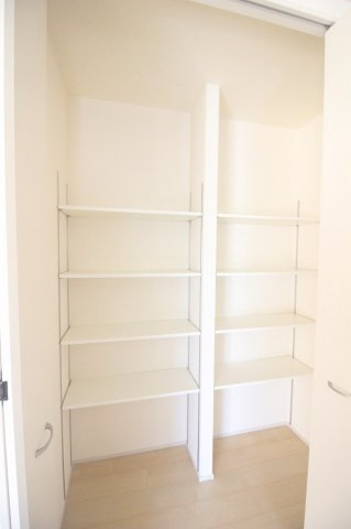 野木潤島　第2　2号棟の収納|1階リビングの可動棚付き収納！日用品や掃除道具、ストック品までしっかり整理できます。使いやすい位置で生活感を隠せるのも嬉しいですね。