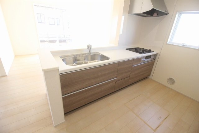 野木潤島　第2　2号棟のキッチン|家族の様子を見守りながら料理ができる対面式キッチン！作業スペースも広く、収納力のある引き出しで調理道具や食器もすっきり片付きます。