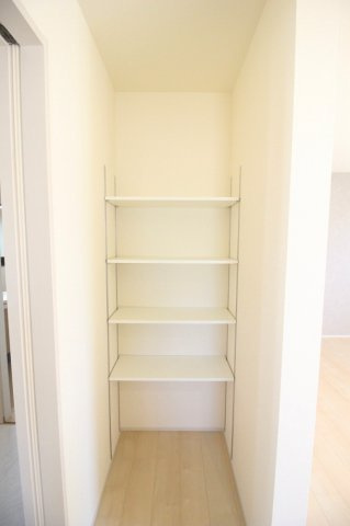 野木潤島　第2　2号棟のキッチン|キッチン横の可動棚付きパントリー収納！食品のストックや調理家電も整理しやすく、使い勝手の良い家事動線が魅力のスペースです。