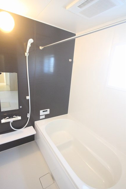 野木潤島　第2　2号棟の浴室|落ち着いたアクセントパネルが印象的な浴室！浴室乾燥機付きで雨の日の洗濯も安心です。ゆったりとした浴槽で1日の疲れをしっかり癒せます。