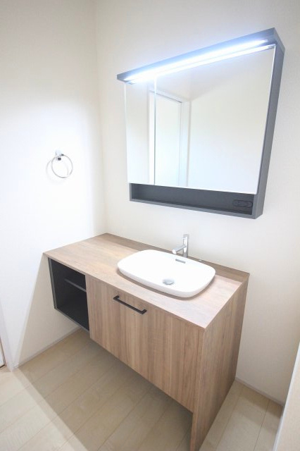 野木潤島　第2　2号棟の独立洗面台|木目調のカウンターが落ち着いた印象の洗面化粧台！三面鏡収納付きで洗面用品もすっきり整理でき、朝の身支度も快適に行えます。