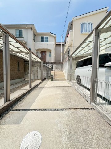 茨木市北春日丘二丁目戸建の駐車場