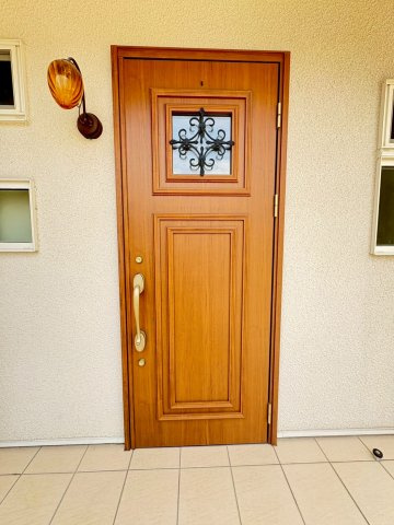 茨木市北春日丘二丁目戸建のエントランス