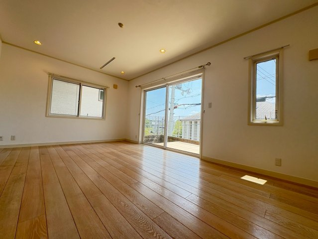 茨木市北春日丘二丁目戸建の居間・リビング