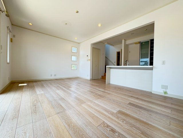 茨木市北春日丘二丁目戸建の居間・リビング