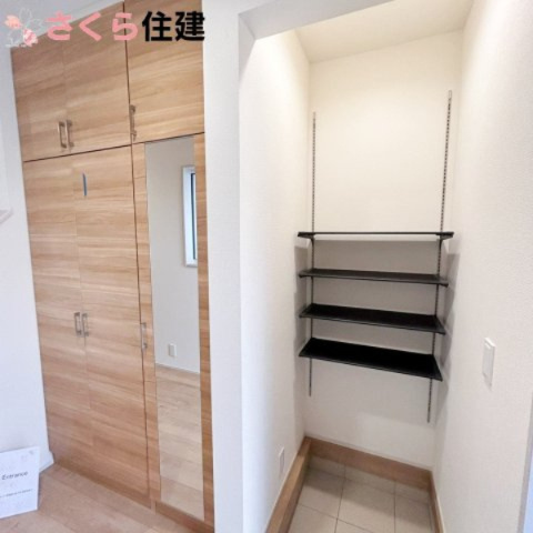 ブルーミングガーデン宇都宮市京町　3号棟の収納|玄関には大容量シューズクローゼットと玄関土間収納を完備。ベビーカーやゴルフバックを仕舞えます。