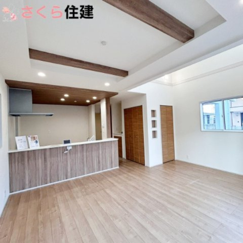 ブルーミングガーデン宇都宮市京町　3号棟の居間・リビング|天井は開放感をプラスした折上天井を採用。