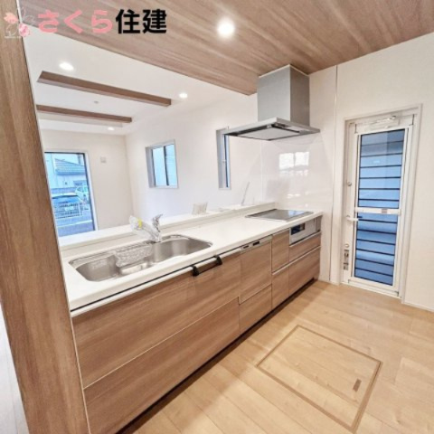 ブルーミングガーデン宇都宮市京町　3号棟のキッチン|キッチンには嬉しい食洗器・床下収納・お勝手口を完備。