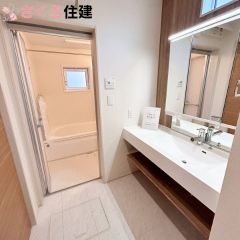 ブルーミングガーデン宇都宮市京町　3号棟の独立洗面台|ホテルのような高級感のあるカウンター付きの洗面台となっております。