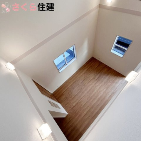 ブルーミングガーデン宇都宮市京町　3号棟の居間・リビング|吹き抜け空間を上から見下ろせるお家です