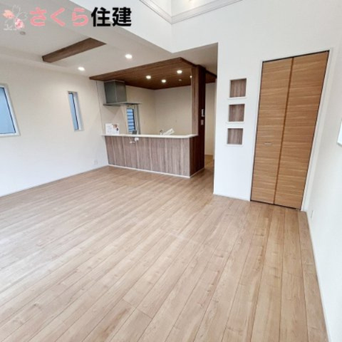 ブルーミングガーデン宇都宮市京町　3号棟の居間・リビング|デザイン性だけではなく、収納も多数あり実用性も備えております。