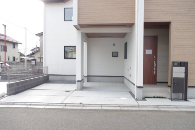 ブルーミングガーデン宇都宮市京町　3号棟の駐車場|駐車場はコンクリート舗装済です。