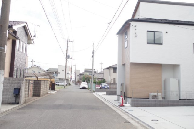 ブルーミングガーデン宇都宮市京町　3号棟の前面道路含む現地写真|前面道路は広々幅6.1ｍありますので、車のすれ違い時も楽々です。