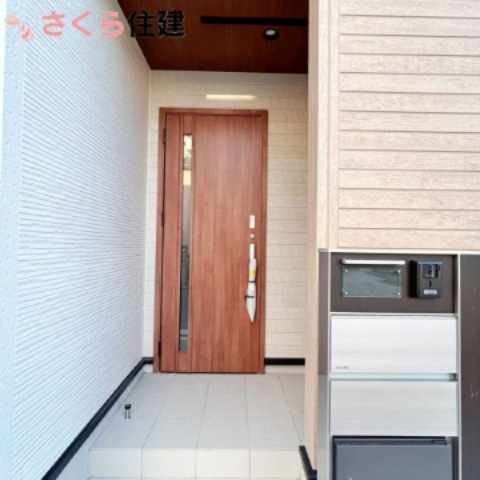 ブルーミングガーデン宇都宮市京町　3号棟の玄関|木目調の素敵な玄関ドア。スマートキー搭載で、お荷物を持ったままでも開閉が楽々です。カメラ付きインターホン・ポスト完備。