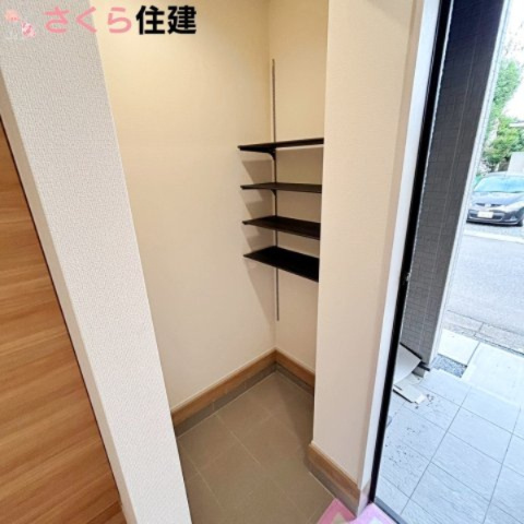ブルーミングガーデン宇都宮市京町　2号棟の収納|玄関土間収納は、ベビーカーやゴルフバック・釣り道具などを置くのにも便利です