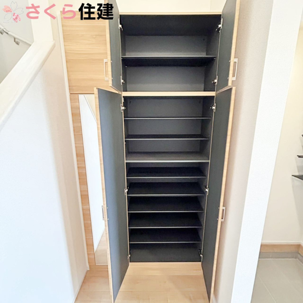 ブルーミングガーデン宇都宮市京町　2号棟の収納|シューズボックスは大容量収納・鏡付きで便利です