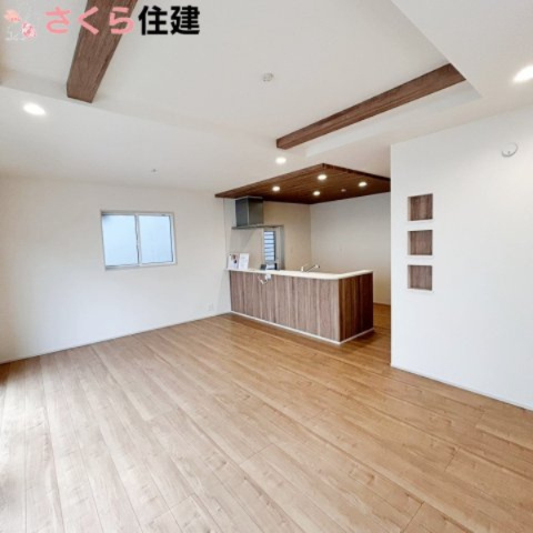 ブルーミングガーデン宇都宮市京町　2号棟の居間・リビング|LDKは18.25帖　明るく光の入るリビングです