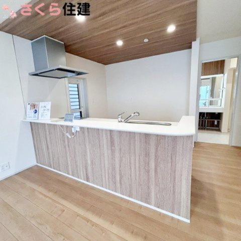 ブルーミングガーデン宇都宮市京町　2号棟のキッチン|木目調のお洒落なキッチン