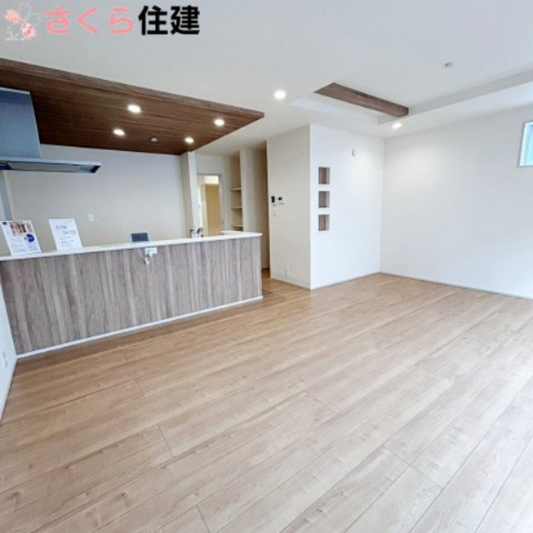 ブルーミングガーデン宇都宮市京町　2号棟の居間・リビング|ニッチ棚もあり、家族のお写真や小物を飾って演出出来ます