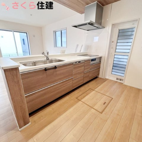 ブルーミングガーデン宇都宮市京町　2号棟のキッチン|食器洗い乾燥機・床下収納・勝手口があるのが嬉しいですね