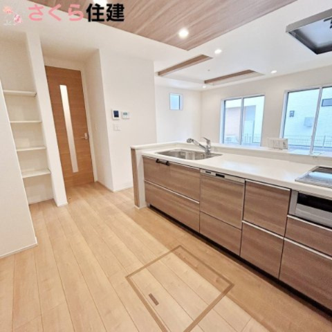 ブルーミングガーデン宇都宮市京町　2号棟のキッチン|キッチン横には収納棚もありますので、食材のストックや食器をたくさん仕舞えます