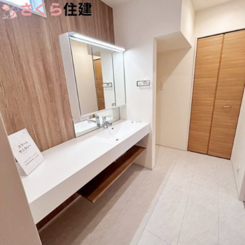 ブルーミングガーデン宇都宮市京町　2号棟の洗面所|ホテルのような高級感のある洗面台。脱衣所にも収納があるのでタオル類などが仕舞えます