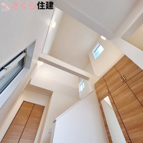 ブルーミングガーデン宇都宮市京町　2号棟の玄関|玄関が吹き抜けとなっておりますので、明るく開放感があります。