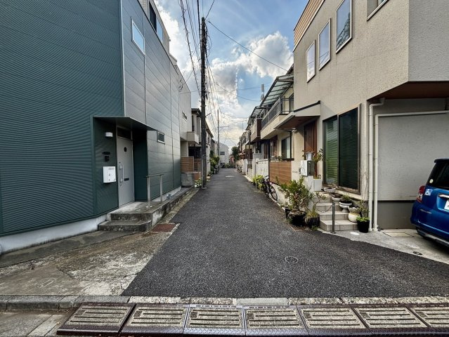 【弊社管理物件】北区滝野川４丁目中古一戸建ての前面道路含む現地写真