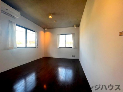 【洋室】 | 秦野市南矢名 中古戸建 | 毎日使う場所だからこそシンプルに設計されております。心地良い空間演出は自分にとって、家族にとって、一番の快適さをもたらし、多彩なオンリーワンの使用方法をお楽しみください。