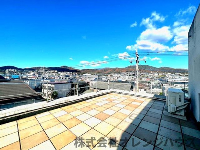 【バルコニー】 | 秦野市南矢名 中古戸建 | 日中は光と風、豊かな眺望を満喫。夜はきらめく月や星空を、街の明かりと共に堪能