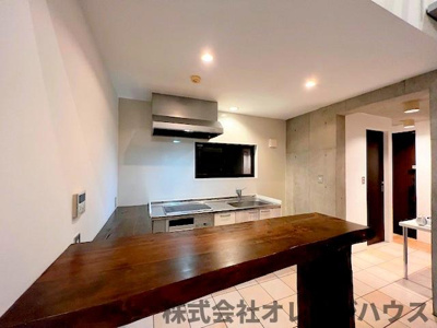 【居間・リビング】 | 秦野市南矢名 中古戸建 | 空気感という居心地の良いＢＧＭは、暮らしのステージを彩り、心からのやすらぎと満足感を与えてくれます。