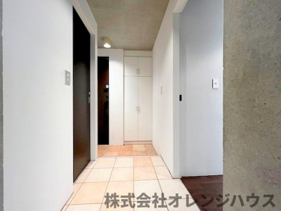 【玄関】 | 秦野市南矢名 中古戸建 | 明るくコントラストのある、開放感と清潔感を兼ね備えた玄関